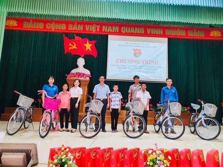 Thiết thực mô hình “Em nuôi của Đoàn”